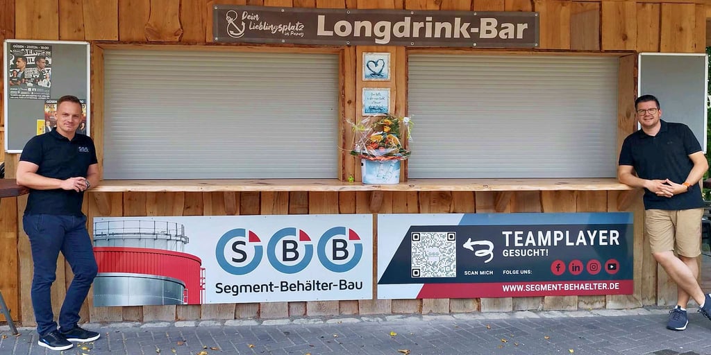 Dirk Uhlemann (li.) hat sich maßgeblich für die Zusammenarbeit der Wolmirstedter Firma mit dem Heimatverein Güsen um den Vorsitzenden Martin Müller (re.) eingesetzt.
