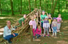 Die Kinder der Nienburger Kita „Entdeckerkiste“ haben eine Woche im Wald des Schlossparkes Neugattersleben verbracht.