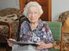 Zeitungsschau gehört zum Alltag von Erika Schröter, die ihren 101. Geburtstag feierte. 