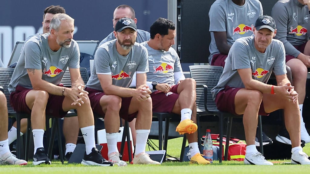 RN-Chefcoach Marco Rose (l.) neben seinen Assistenten Alexander Zickler (r.) und Marco Kurth (2.v.l.).