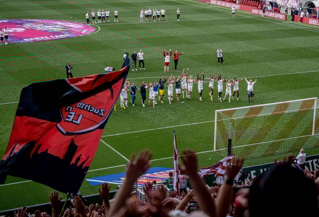Die Spieler von RB Leipzig verabschieden sich von ihren Fans