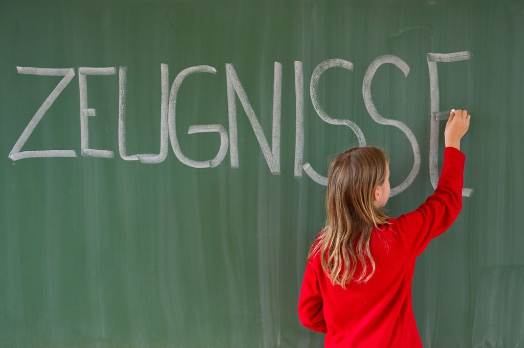 Die Zeugnisse sind verteilt. Berlins Abiturienten liegen gut im Schnitt (Symbolbild).
