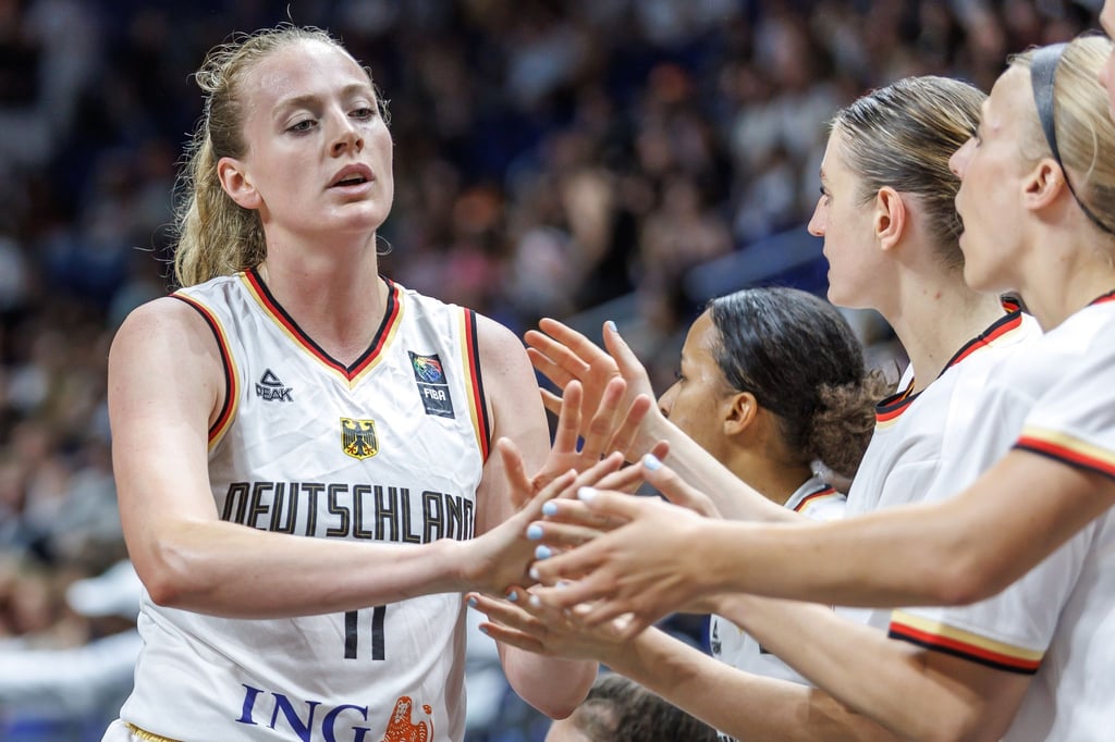 Basketball, Damen: Länderspiel, Deutschland - Nigeria, Uber Arena. Deutschlands Marie Gülich klatscht mit ihren Mitspielerinnen ab. (zu dpa: «Basketballerinnen siegen ohne Sabally-Schwestern in Berlin»)