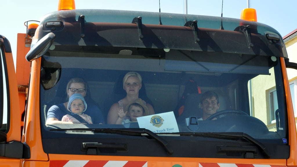 Einmal mit einem Müllauto mitfahren? Bei der Lions Truck-Tour durch Zerbst ist das schon möglich gewesen.