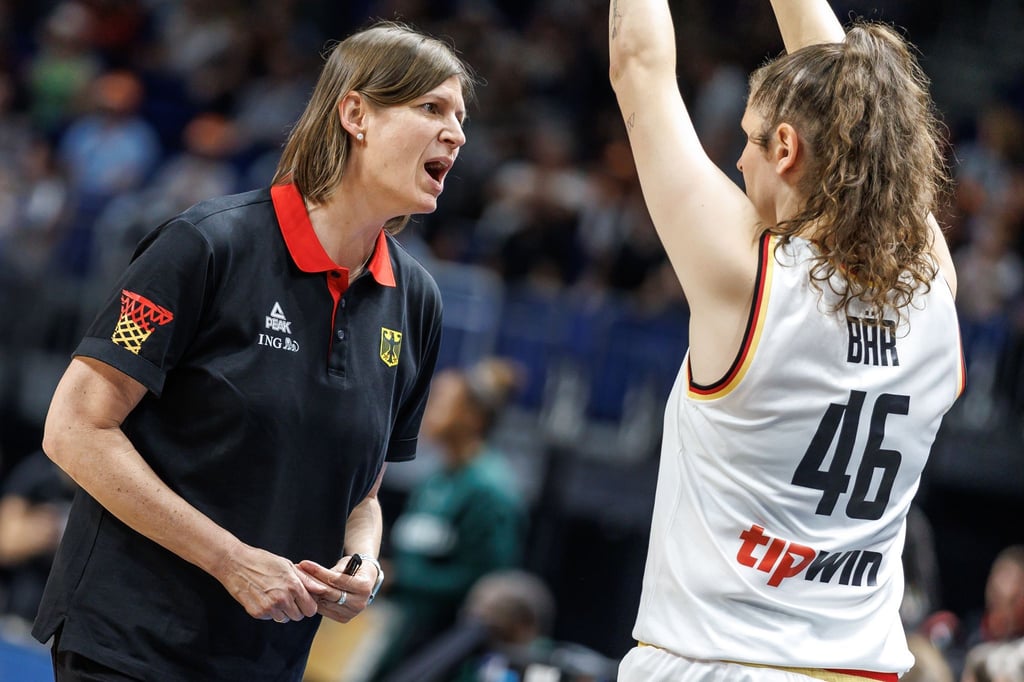 Basketball, Damen: Länderspiel, Deutschland - Nigeria, Uber Arena. Bundestrainerin Lisa Thomaidis (l) bespricht sich mit Romy Bär. (zu dpa: «Basketballerinnen siegen ohne Sabally-Schwestern in Berlin»)