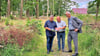 Uwe Fabian (von links), Uwe Fischer und Detlef Kürten blättern durch den Baumkatalog für den Heteborner Park. 