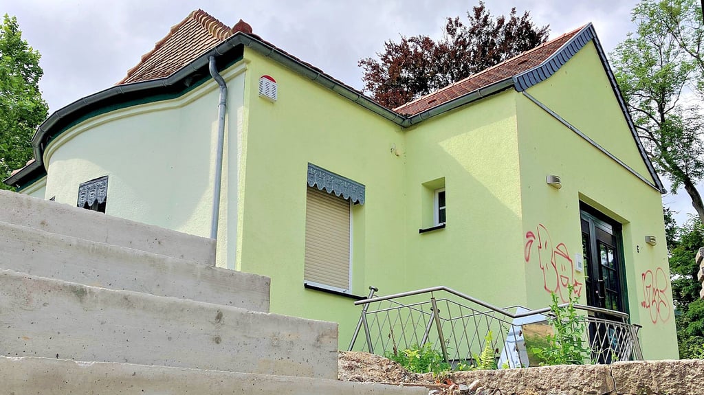 Das Gebäude war einst das Hexen-Infohäuschen der ehemaligen Touristinformation in Thale. Es wird nun zum Eiscafé und Restaurant.