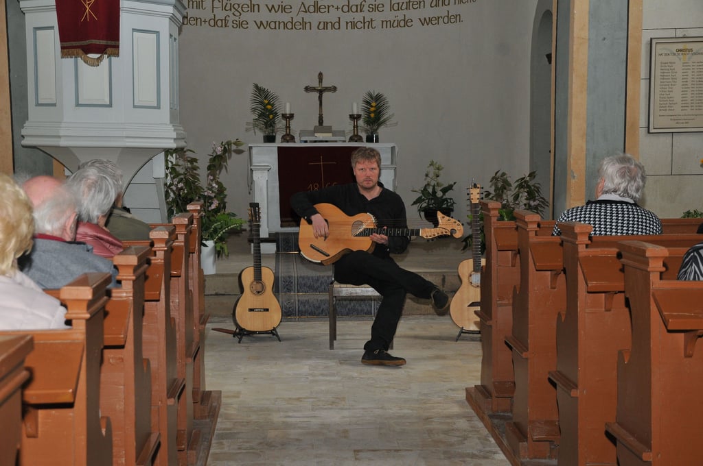 Malte Vief im Konzert mit der Harfengitarre.