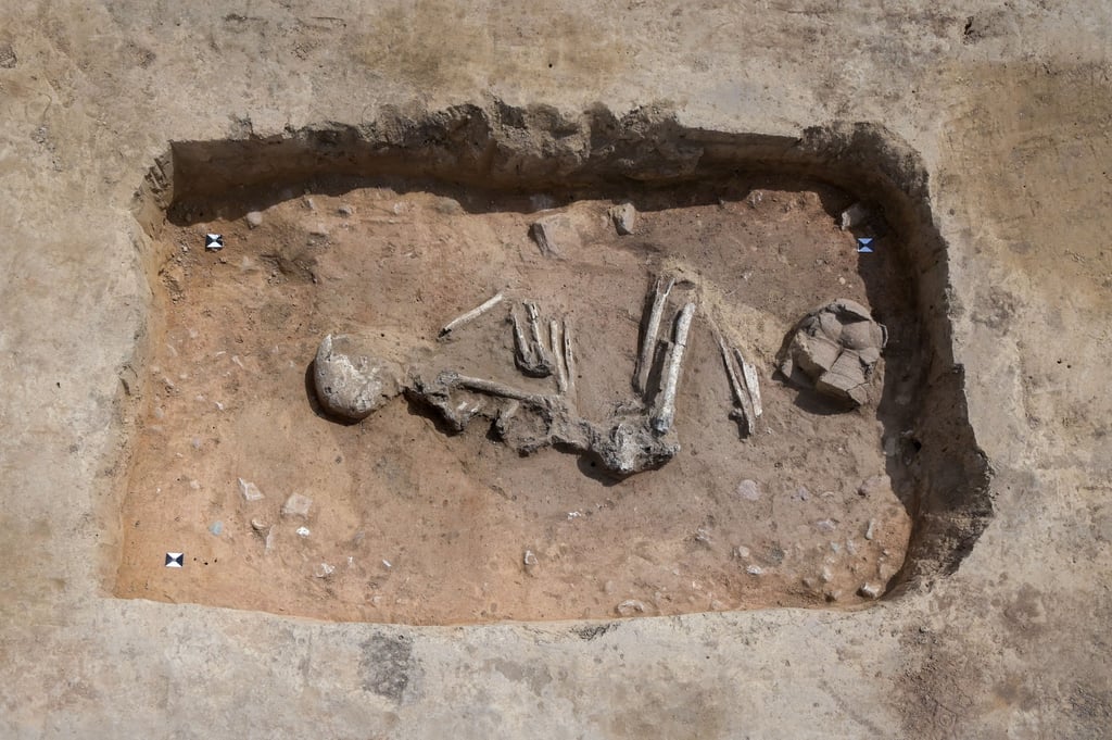 Grabstätte einer Frau aus der Schnurkeramischen Zeit (ca. 2000 v. Chr.), das Archäologen im Salzlandkreis entdeckt haben.