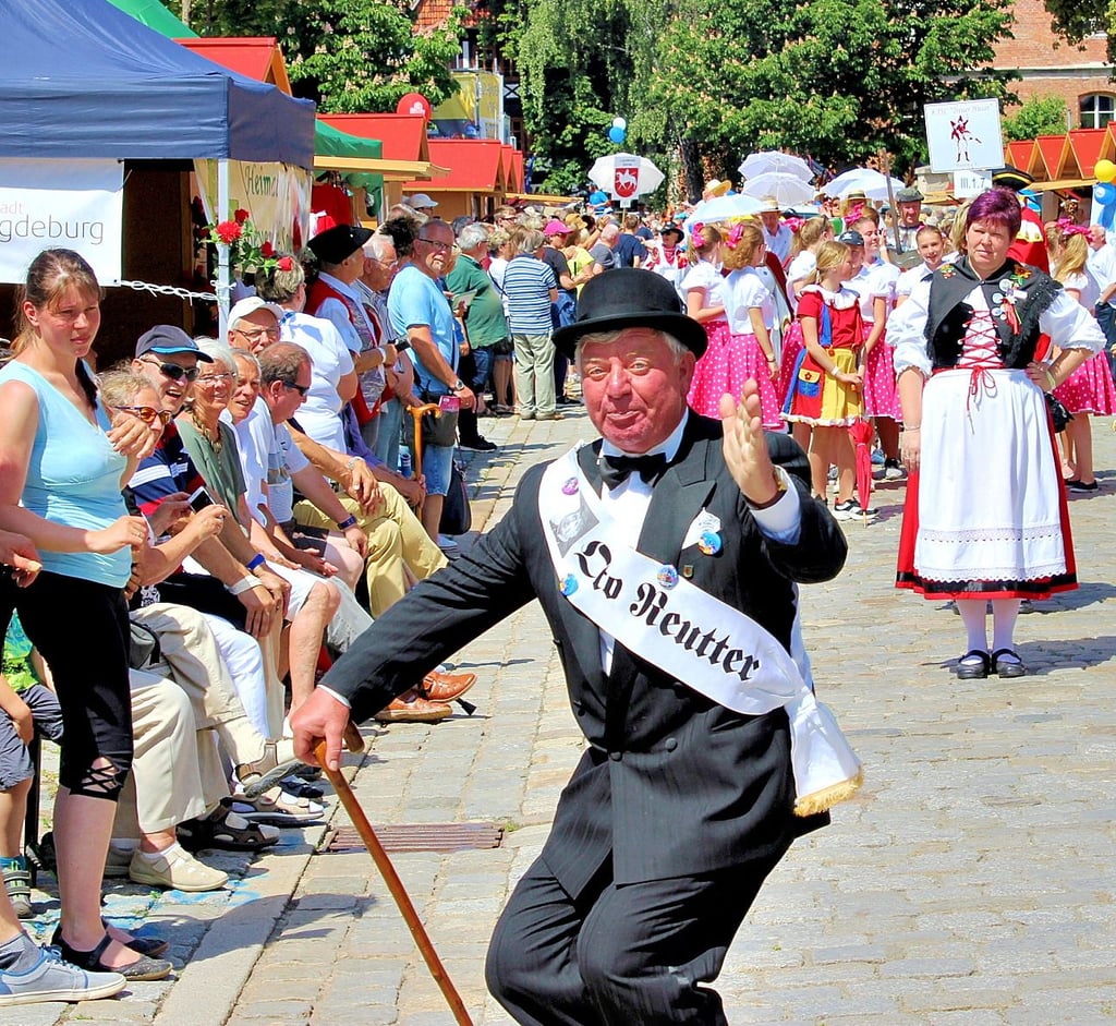 Der Festumzug, hier 2019 Manfred Brandt aus Gardelegen als Otto Reutter in Quedlinburg, ist stets Höhepunkt des Sachsen-Anhalt-Tages.