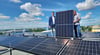 TGZ-Geschäftsführer Steve Bruder (l.) und Thomas Kloppe von den Stadtwerken stehen bei der neuen Solaranlage auf dem Dach des TGZ-Hauptgebäudes.