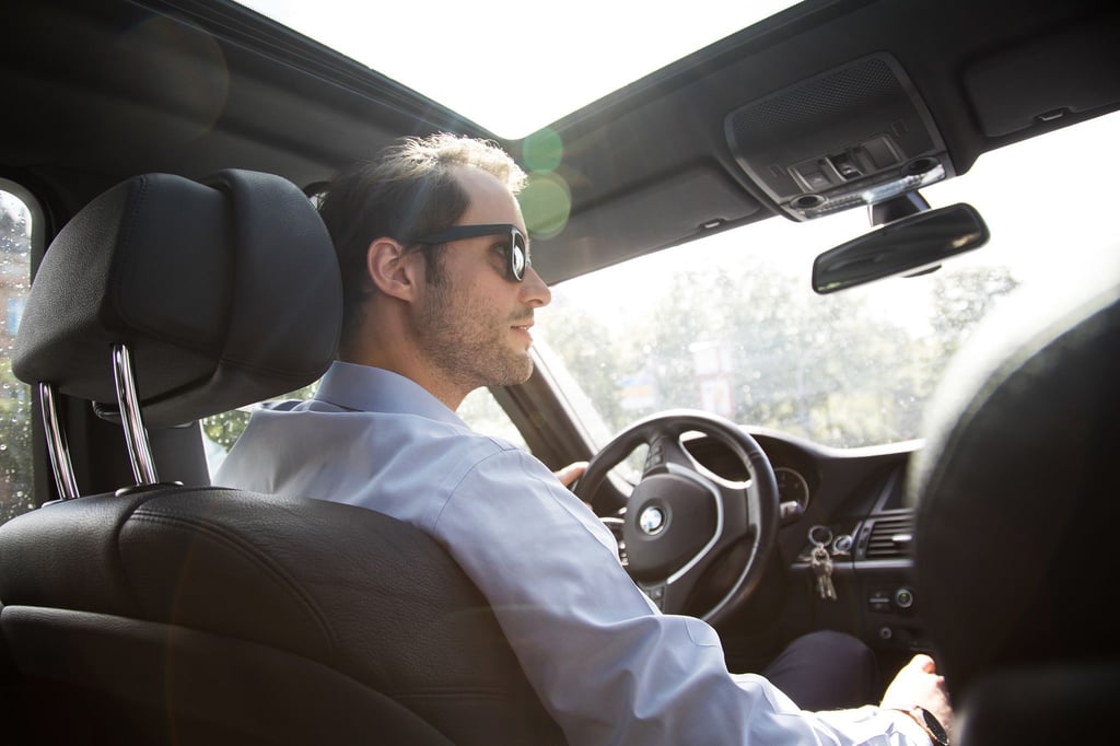 Die Gläser einer Sonnenbrille zum Autofahren sollten nicht zu dunkel getönt sein.