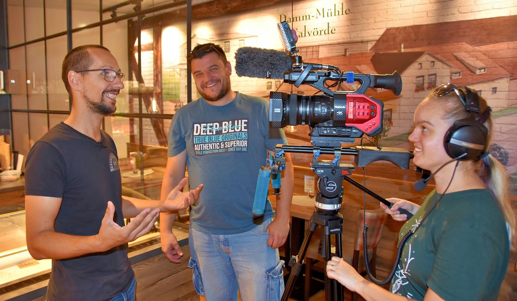 Bäckermeister Denni Nitzschke gibt vor der Kamera ein Interview.