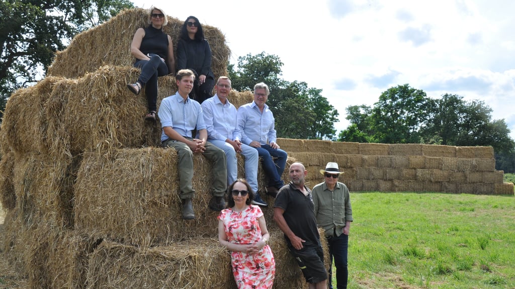 Die Altmark Festspiele feiern ihr Zehnjähriges und präsentieren wieder viel Kultur in der Strohballen-Arena in Wittenmoor. Das Team um Intendant Reinhard Seehafer (unten rechts) freut sich auf die Veranstaltung.