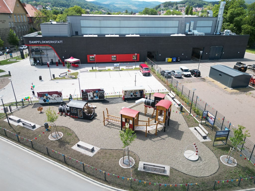 Auf dem Erlebnisspielplatz können Kinder spielen.
