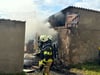 Feuerwehrleute im Einsatz beim Scheunenbrand in Klein Oschersleben.