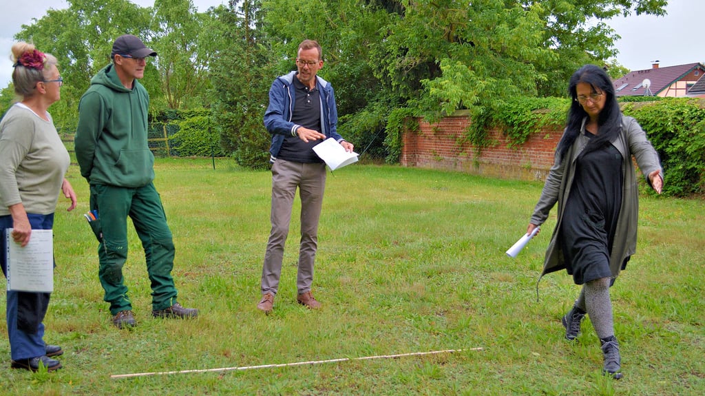 Trauerrednerin Angela Tiede (von rechts) und Pfarrer Gordon Sethge im Gespräch mit den Friedhofsgärtnern Tino Buresch und Liane Brauer. An der Friedhofsmauer der Gartenstraße in Osterburg (Landkreis Stendal) sollen Sternenkindergräber entstehen.