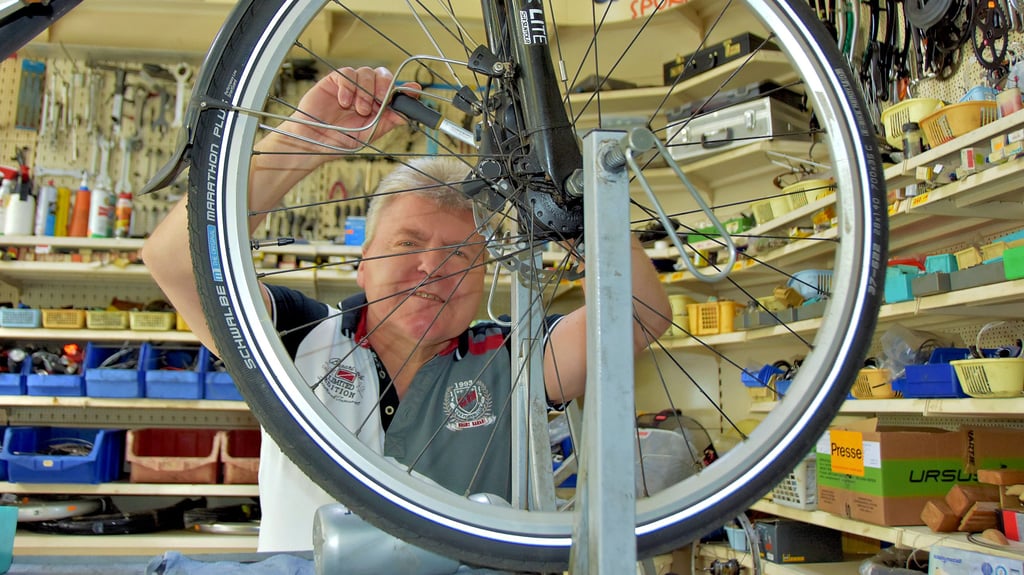 Helge Danker betreibt in seinem Fahrradfachgeschäft auch eine Werkstatt.