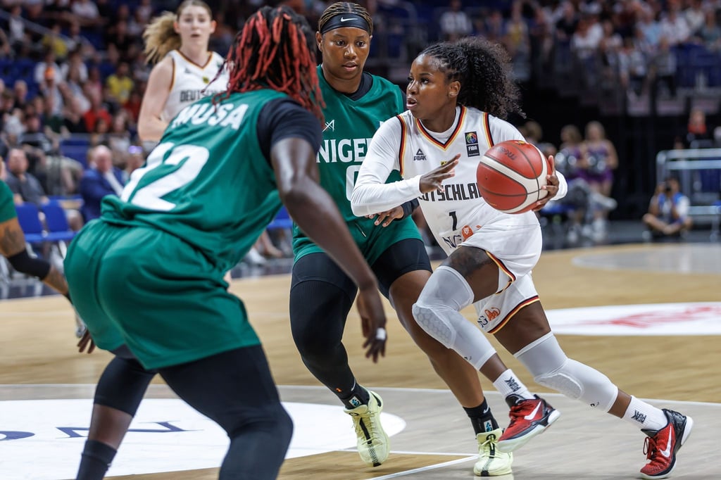Basketball, Damen: Länderspiel, Deutschland - Nigeria, Uber Arena. Deutschlands Alexia Peterson (r-l) gegen Amy Okonkwo und Murjanatu Musa aus Nigeria. (zu dpa: «Basketballerinnen siegen ohne Sabally-Schwestern in Berlin»)