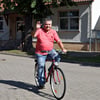 So kennt ihn jeder in seinem Heimatdorf: Ortsbürgermeister Wolfgang Schulze auf seinem roten „Dienstfahrrad“, ein Herrenrad der DDR-Marke „Diamant“. 