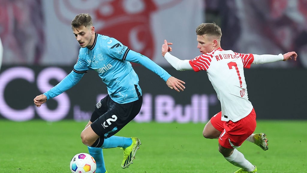 Dani Olmo (r.) verfolgt Josip Stanisic im Spiel gegen Bayer Leverkusen.