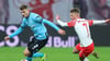 Dani Olmo (r.) verfolgt Josip Stanisic im Spiel gegen Bayer Leverkusen.