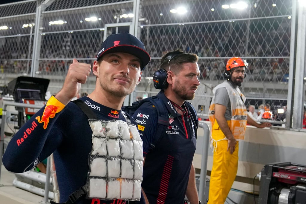 Max Verstappen trägt vor dem Rennen in Katar im vergangenen Jahr eine Kühlweste.