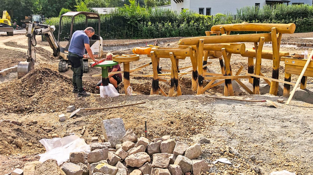 Stück für Stück entsteht gerade dieser Spielplatz für die schon etwas größeren Kinder.