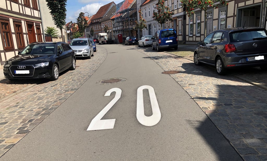 Die Markierungen sollen auf die geltende Höchstgeschwindigkeit hinweisen.