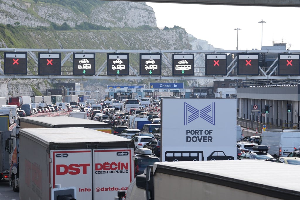 Hunderte gestrandete Flugreisende versuchen, per Fähre nach Europa zu kommen.