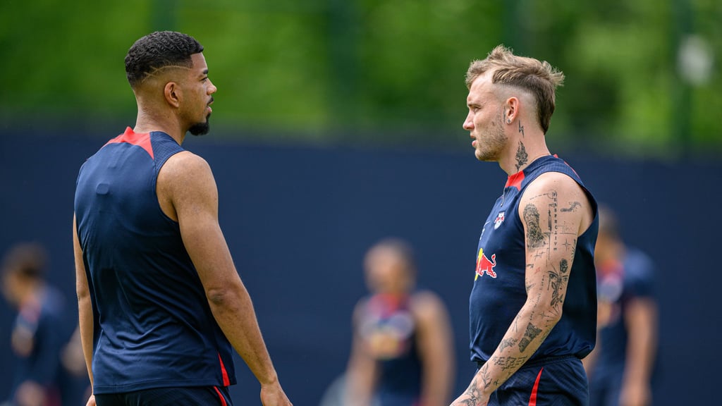 Benjamin Henrichs (rl) und David Raum im Training von RB Leipzig.