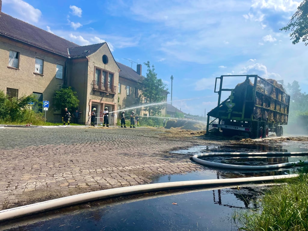 Direkt vor dem Muldensteiner Bahnhof brannte ein mit Heu beladener Anhänger. 