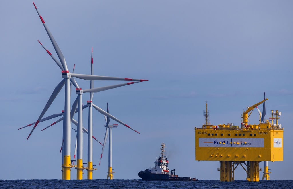 Neben Windenergieanlagen steht eine Konverterplattform auf der Ostsee. (Archivbild)
