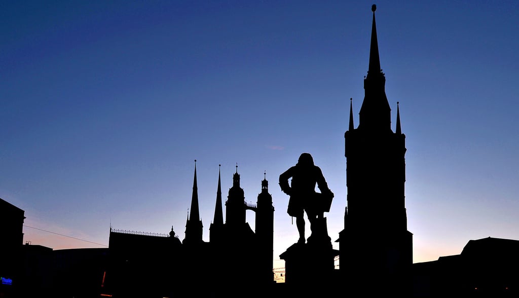 Abends ist auf dem Markt in Halle mit seiner spektakulären Kulisse kulturell zumeist nichts los. Das Stadtmarketing will das mit „Im Sommer nach 8“ im August ändern.