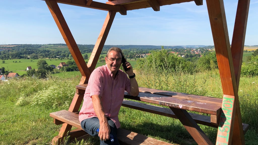 Der Markwerbener Ortsbürgermeister Hubert Schiller auf dem Platz am Bergerturm