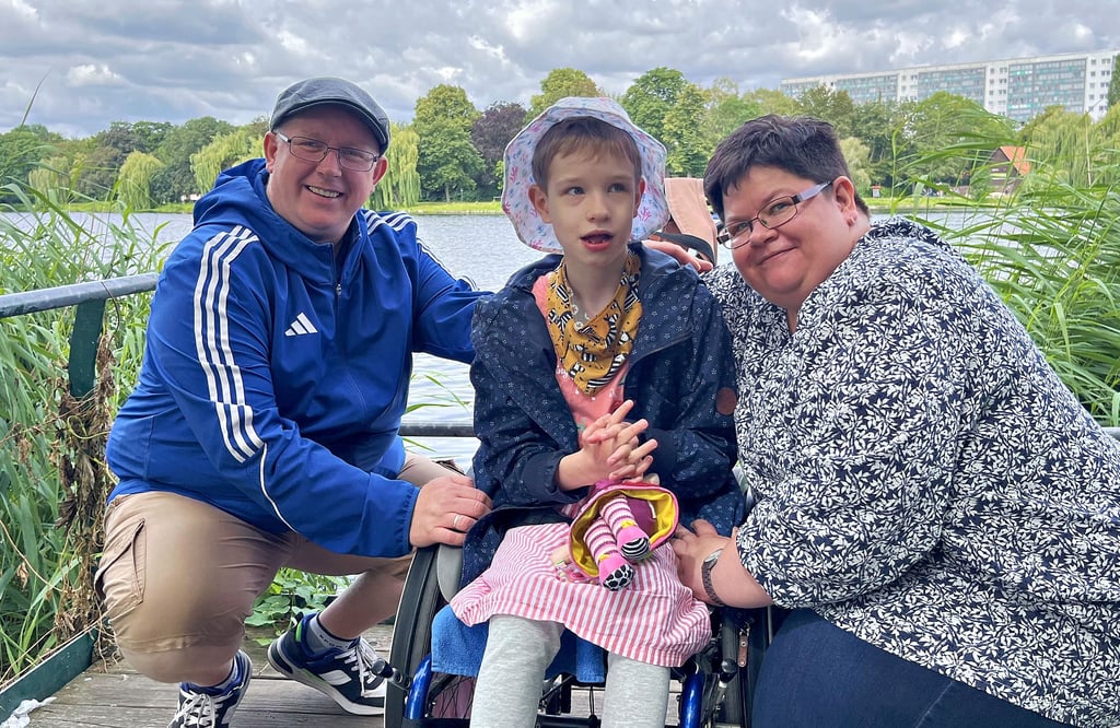 Maik und Martina Sturm mit ihrer Tochter Maddie Malea am Stadtsee in Stendal. Der Verein LEAH unterstützt die Familie.