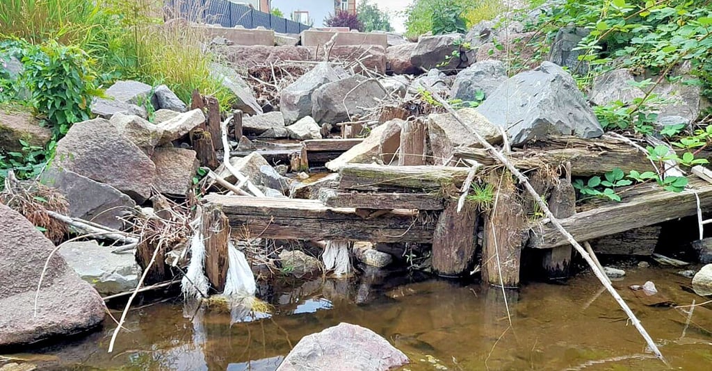Das provisorische Wehr ist kaputt. Das Wasser bleibt jetzt in der Holtemme, statt den Mühlgraben Stilles Wasser zu versorgen.
