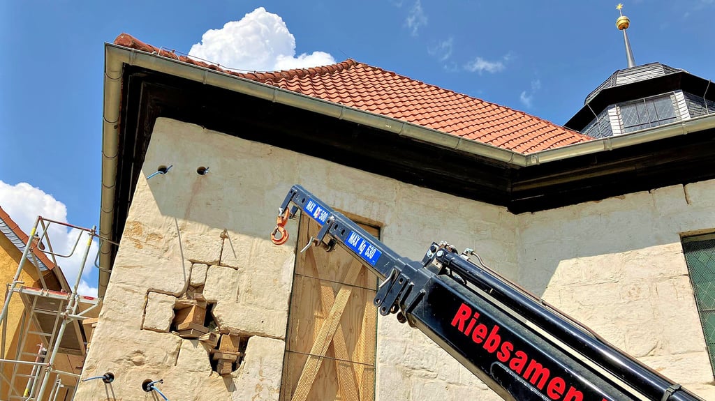 Die Außenmauer des südlichen Querflügels muss noch abschließend repariert und zwei Fenster müssen wieder eingebaut werden.