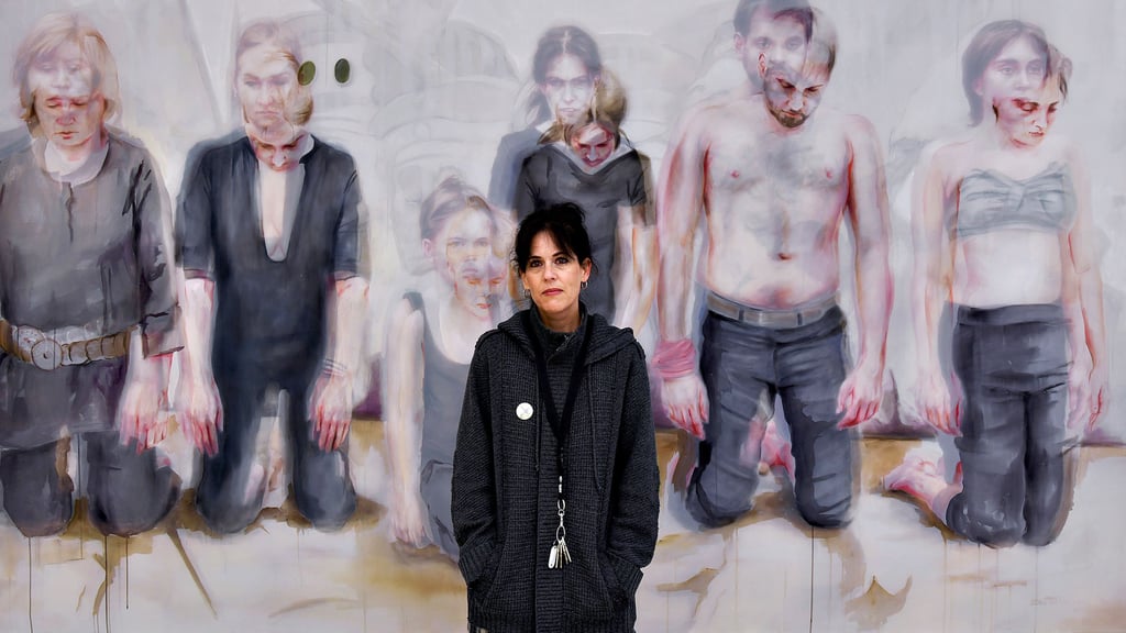 Sandra del Pilar vor ihrem Gemälde „Treat me like a fool. Treat me like I’m evil“ (2017)