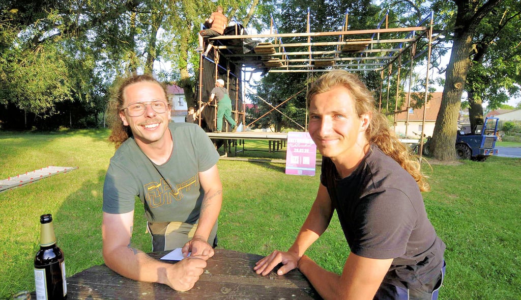 Hoben Kahlwinkels „Kulturabend“ einst aus der Taufe: Tim Geistmeier (l.) und Nikolas Walter vor der neuen, komplett selbstgebauten Bühne.