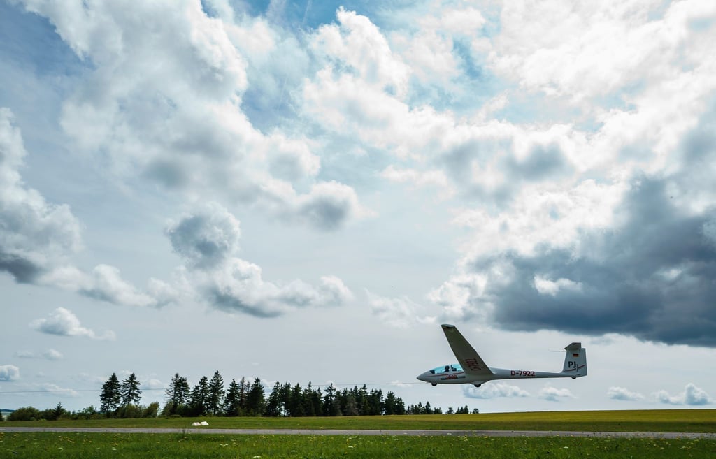 Rodewisch: Bei der Notlandung eines Segeflugzeuges im Vogtland sind die beiden Insassen unverletzt geblieben. (Foto-Illustration)