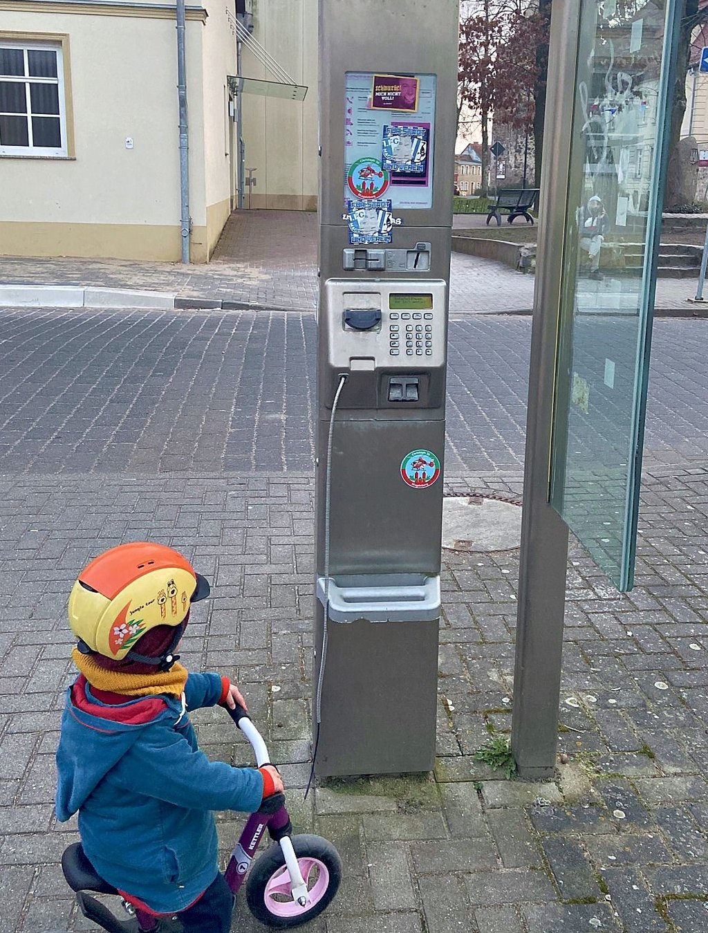 Eine alte Telefonzelle mit kaputtem Hörer auf dem Markt in Loburg.