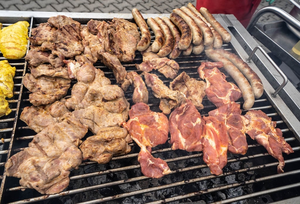 Bei Grillfleisch gibt es auf vielen Packungen Angaben zur Tierhaltung. (Archivbild)