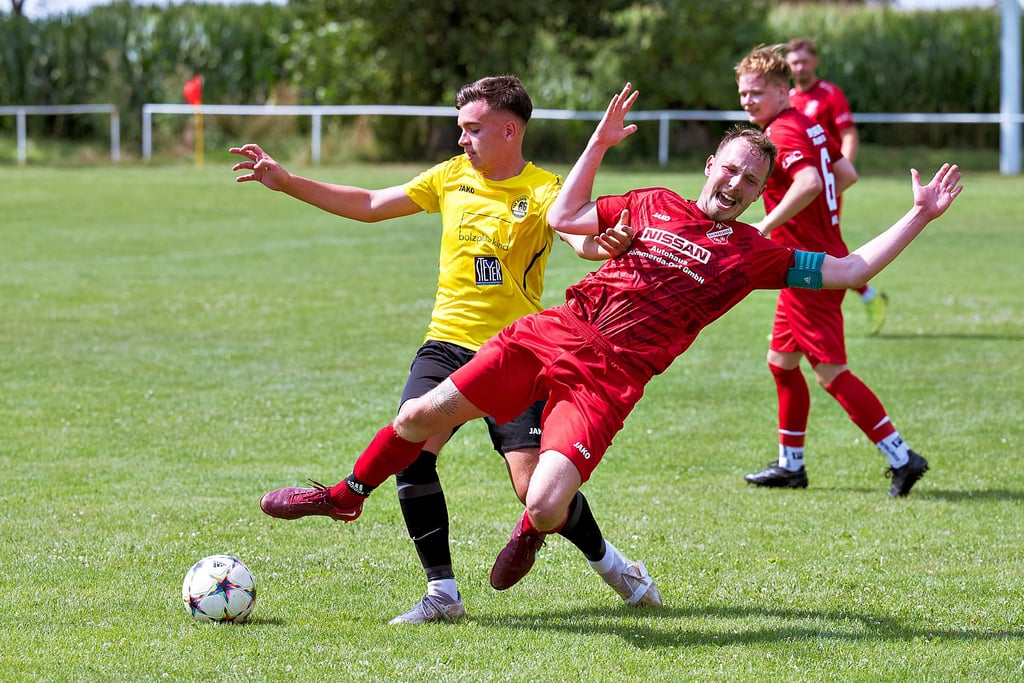 Baumersrodaes Kapitän Franz Wienke (r.) im Zweikampf mit Gästespieler Bennet Ditscher.