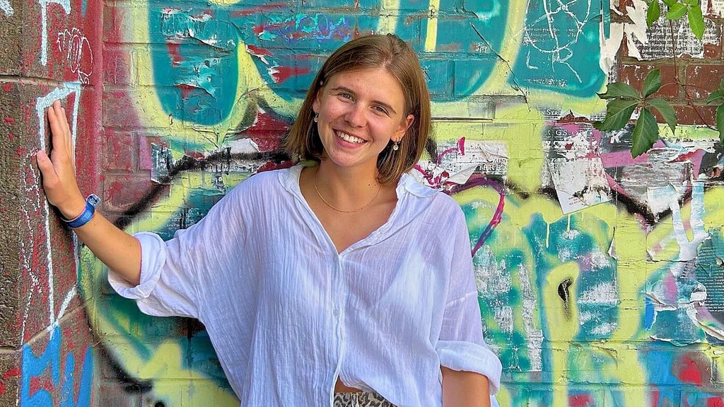 Die 19-jährige Clara Sabitzer aus Stendal veröffentlicht unter ihrem Künstlernamen CLÅRA Songs auf verschiedenen Musikplattformen im Internet.