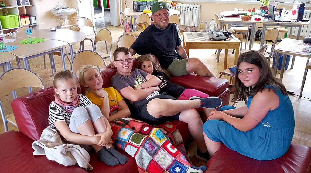 Kita-Leiter Christian Richter im Gespräch mit den Hortkindern über die Weltraumreise im Schulplanetarium.