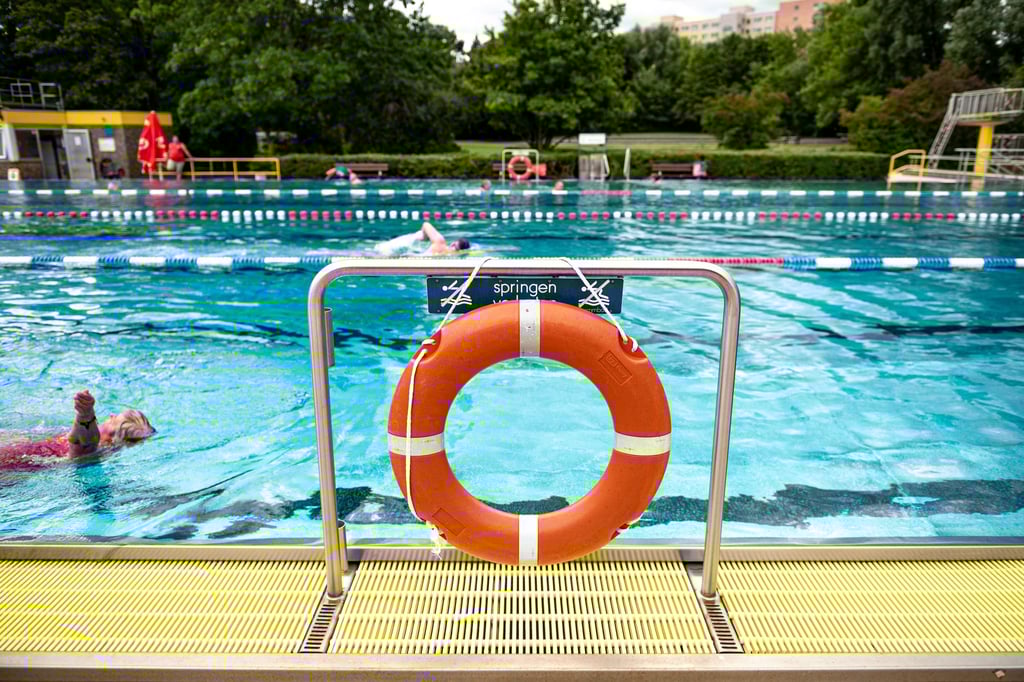 Das Freibad ist am Samstagabend wegen des Vorfalls vorzeitig geschlossen worden. (Symboloptik)