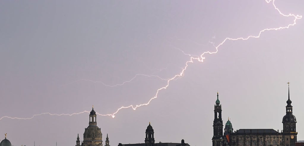 Leipzig: Der Deutsche Wetterdienst warnt vor starken Gewittern in weiten Teilen Sachsens. (Archivbild)