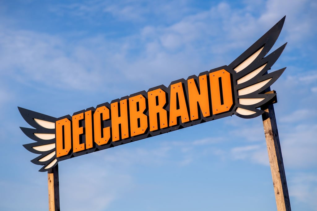 Beim Festival Deichbrand in Nordholz im Landkreis Cuxhaven waren täglich rund 60.000 Musikfans. Auf dem Programm standen mehr als 120 nationale und internationale Künstlerinnen und Künstler.