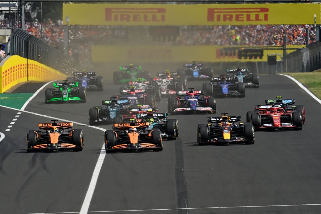 Lando Norris (m.) verteidigt seine Pole gegen Teamkollege Oscar Piastri (l.)